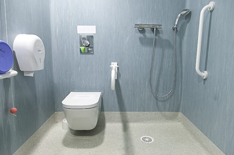 ванная комната для инвалидов и пожилых людей