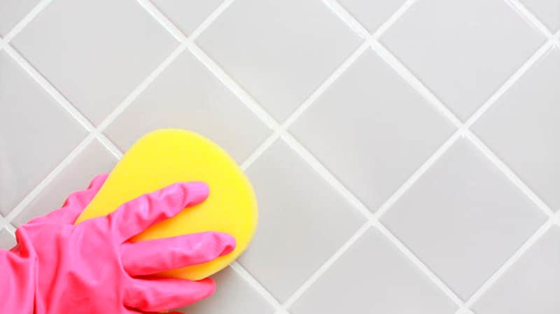 чистка швов между плиткой в ванной